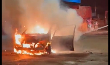 Dourados: veículo fica destruído após incêndio no Canaã I; polícia apura as causas