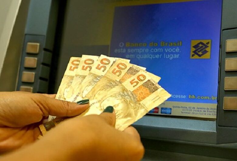 Servidores estaduais já podem sacar metade do 13° salário