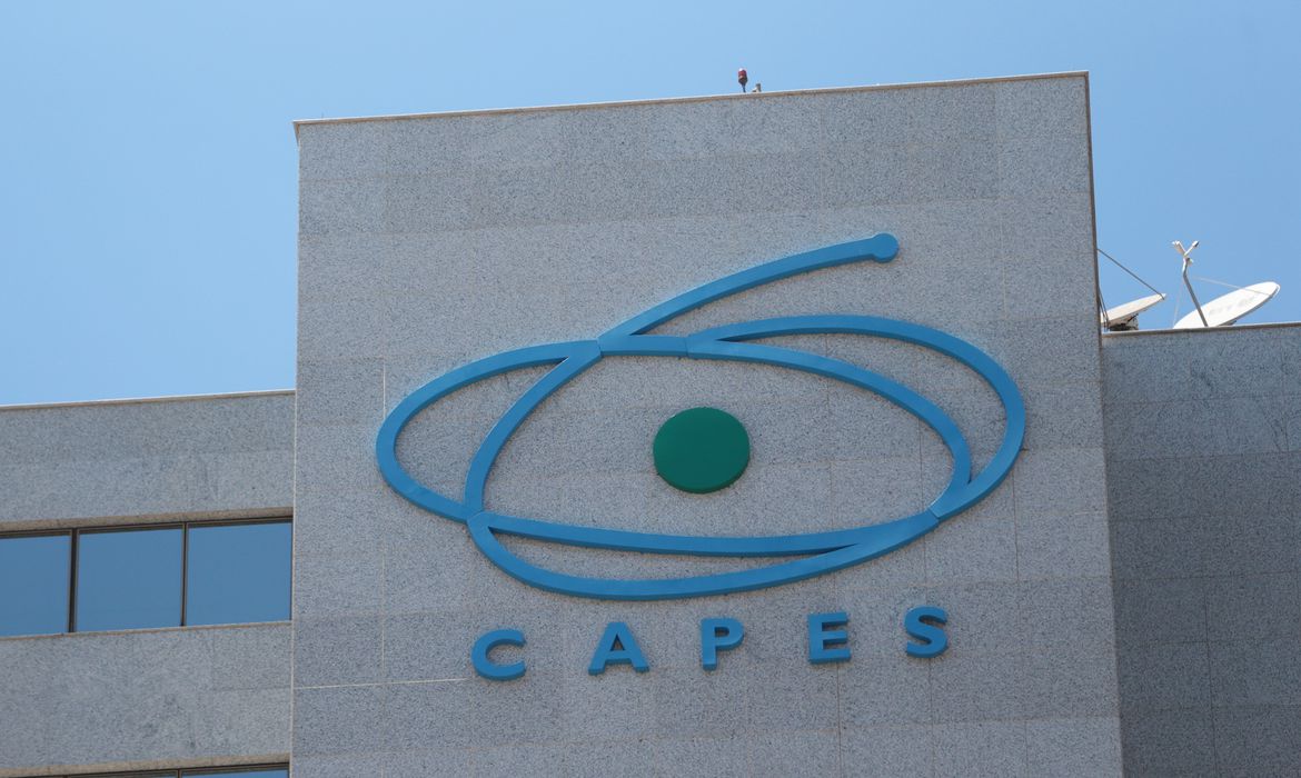Capes oferece mais de 61 mil bolsas para formação de professores