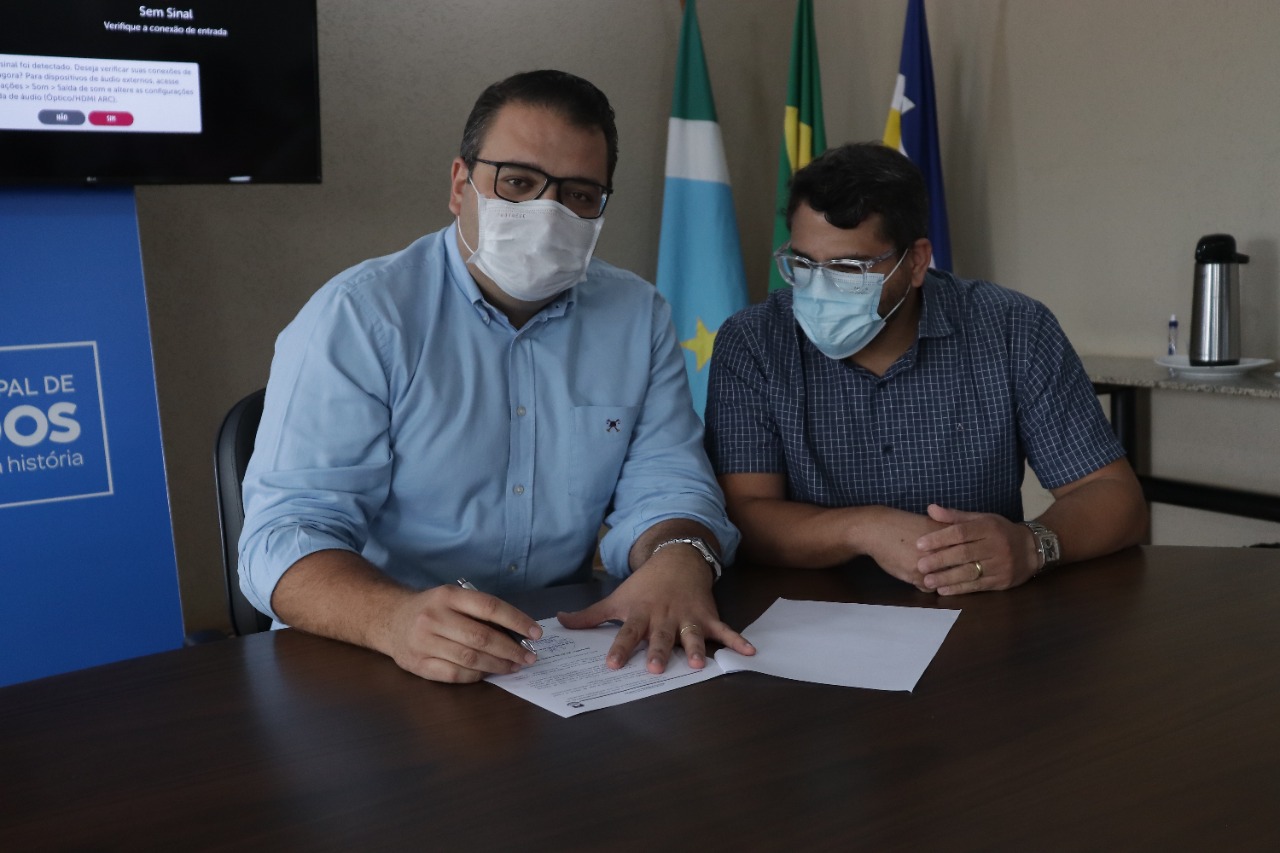Alan Guedes sanciona lei que torna obrigatório brinquedos adaptados em áreas públicas