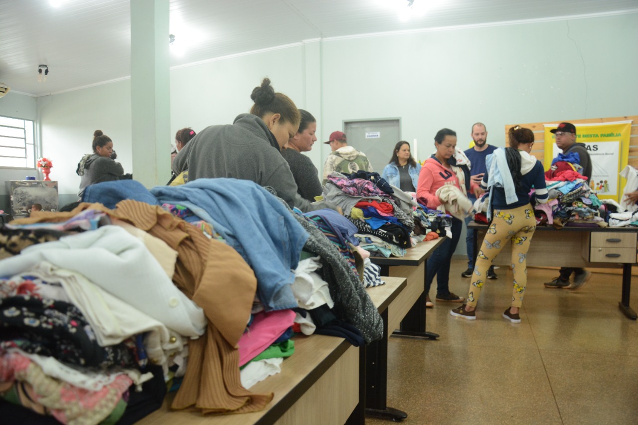 Prefeitura entrega 800kg de agasalhos no Cras do Jóquei Clube