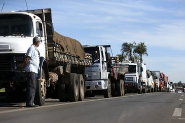 Caminhoneiros começam a receber benefício emergencial nesta terça