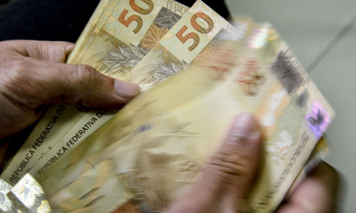 Salário mínimo de R$ 1.320 começou a valer ontem (1)